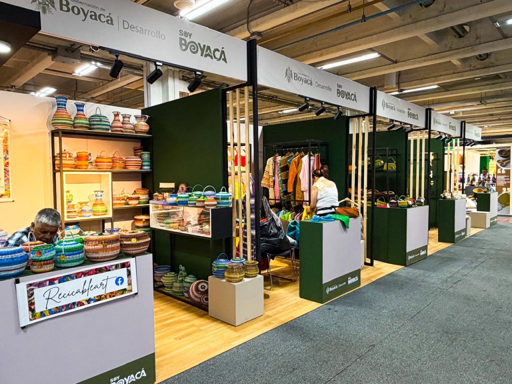 Emprendimientos boyacenses presentan piezas tradicionales en Expoartesanías